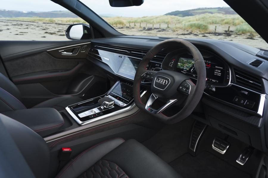 Интерьер Audi RS Q8 2020 года  (UK) (фото 16 из 40)